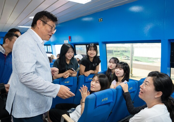 도성훈 인천광역시교육감이 21일 섬으로 가는 바다학교 2기 입교식에 참석해 학생들에게 인사하고 있다.