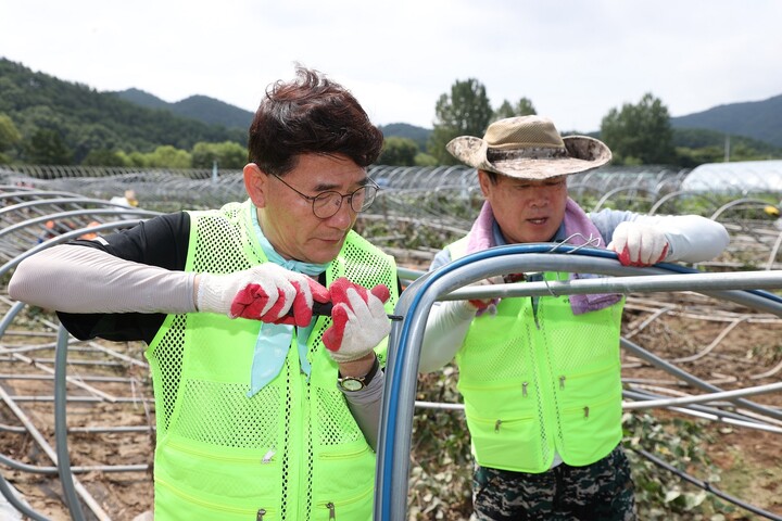 (왼쪽부터)수원특례시의회 김기정 의장, 이재식 부의장, 후덥지근한 폭염에 맞서 무서진 비닐하우스를 철거하고 있다.