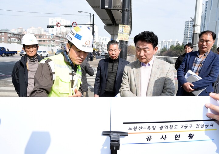 용현동 탑석사거리 교통안전 현장 점검하는 김동근 의정부시장.