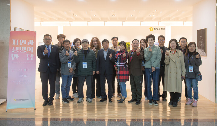 양주시의회 윤창철 의장(앞줄 왼쪽에서 네 번째)과 정현호 의원(앞줄 왼쪽에서 첫 번째)이 한국 사진작가협회양주지부 회원들과 함께 기념촬영을 하고 있다.