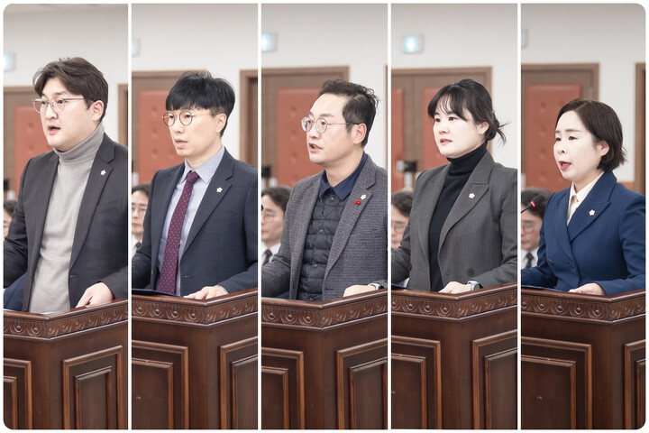 자치행정위원회 위원들의 의원 발의 조례안을 제안설명 하고 있다. 좌측부터 김지훈(민)의원, 원주영 의원, 한근수 의원, 이수련 의원, 정현미 의원.