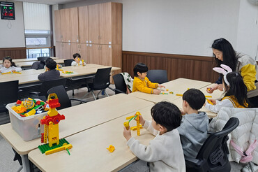 용인특례시 기흥구 동백2동 주민자치센터의 창의과학 강좌에 어린이들이 참여하고 있다.