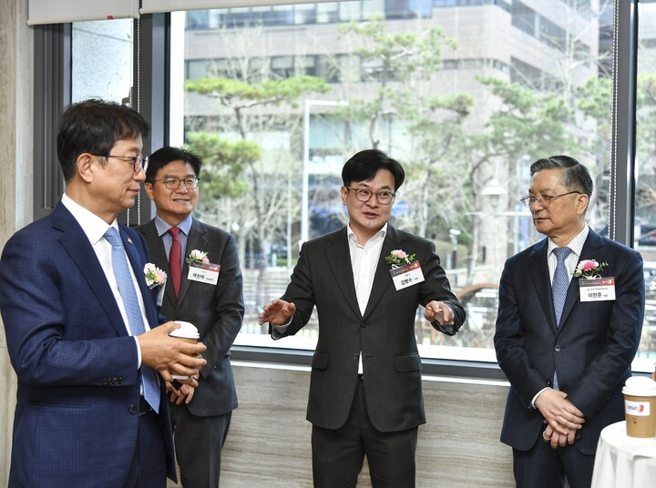 김병수 시장이 박상우 국토부 장관, 이한준 한국토지주택공사 사장, 국내 건설 부동산 및 교통 분야 전문가들과 환담을 나누고 있다.